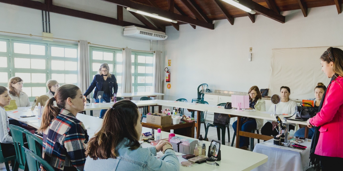 Manicure, quick massagem e customização em tecido: Integra Coopera apresenta novos cursos e serviços