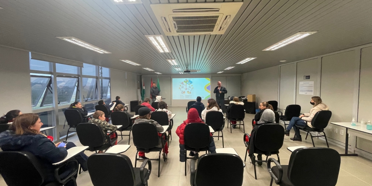 Alunos do Colégio Sagrada Família visitam a COOPERA