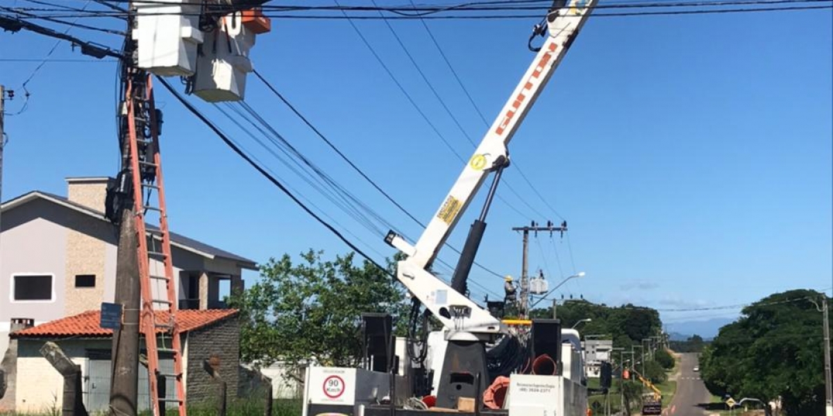 COOPERA realiza melhorias no sistema elétrico do Bairro Morro Estevão em Criciúma