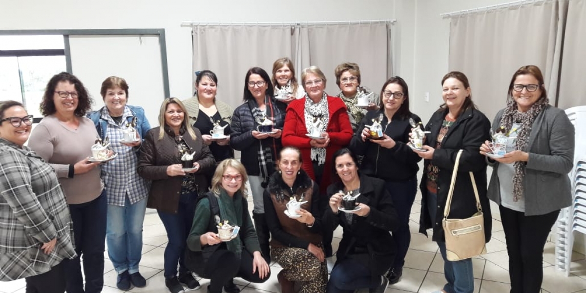 Mulheres do Núcleo Feminino da COOPERA participam de Curso de Artesanato e Alimentação Saudável