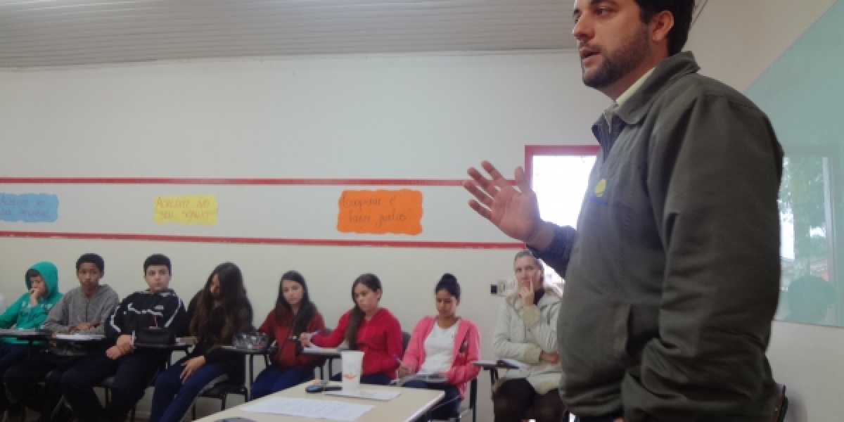 Cooperjovem: Engenheiro da COOPERA participa de bate papo com alunos