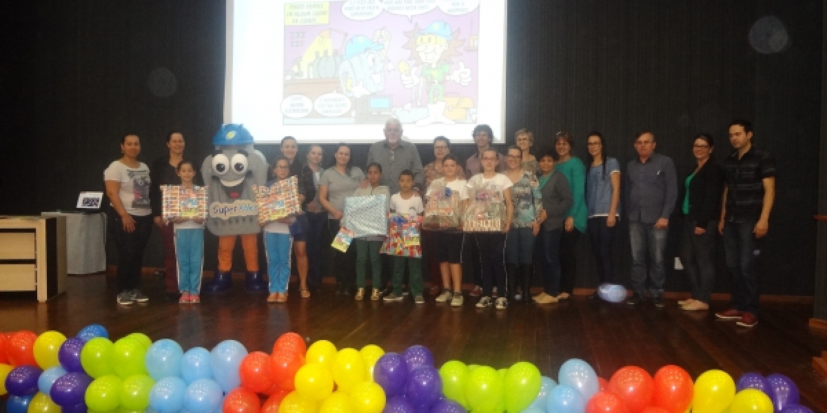 COOPERA premia participantes do projeto Revistinha do SuperXoke