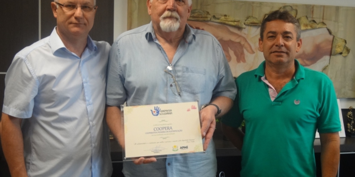 APAE de Forquilhinha entrega à COOPERA Certificado Empresa Solidária