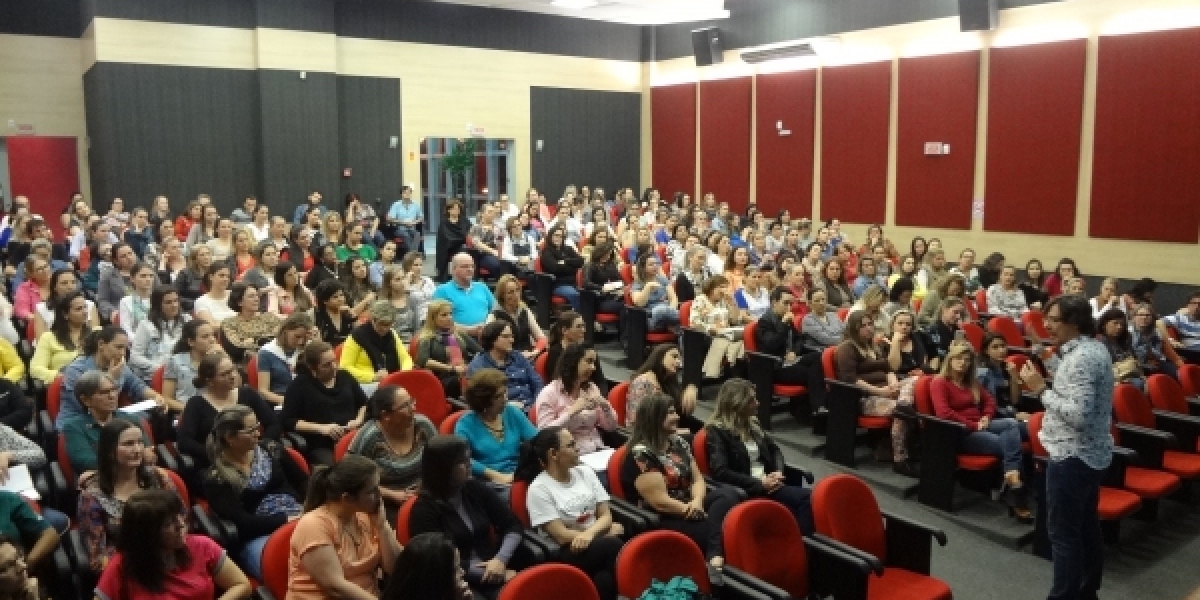 COOPERA: Professores participam de palestra com Max Haetinger