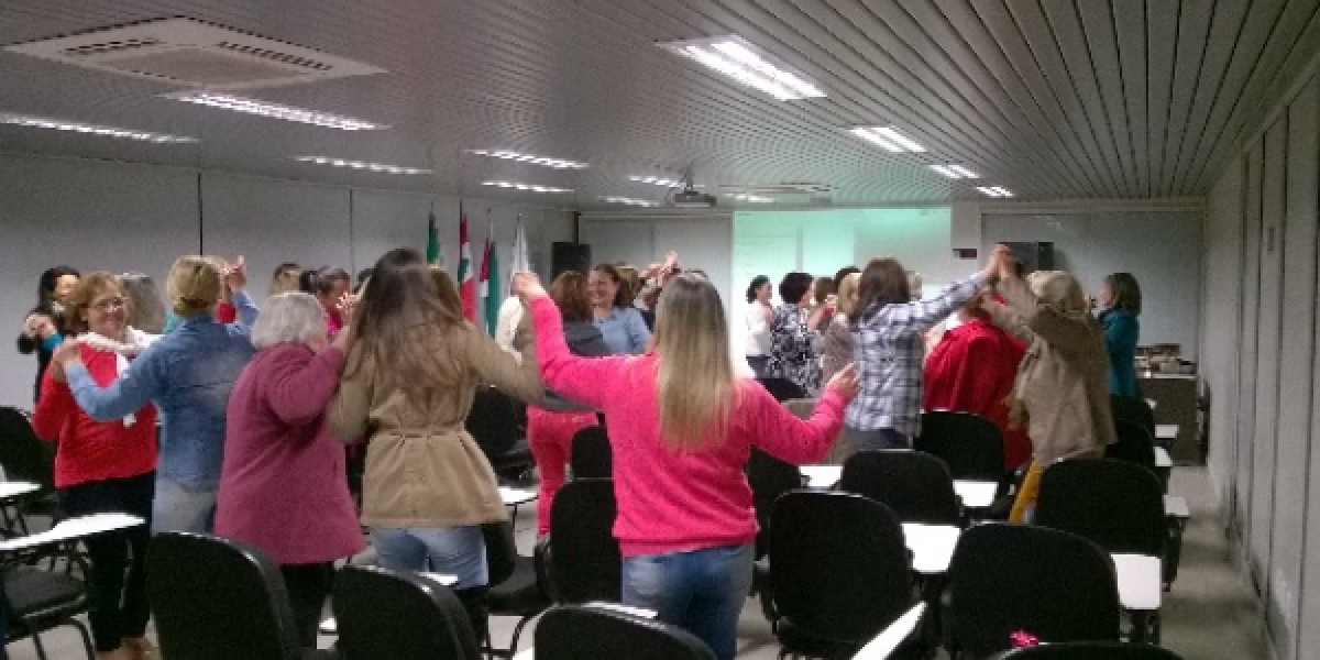 Mulheres cooperativistas participam de palestra motivacional