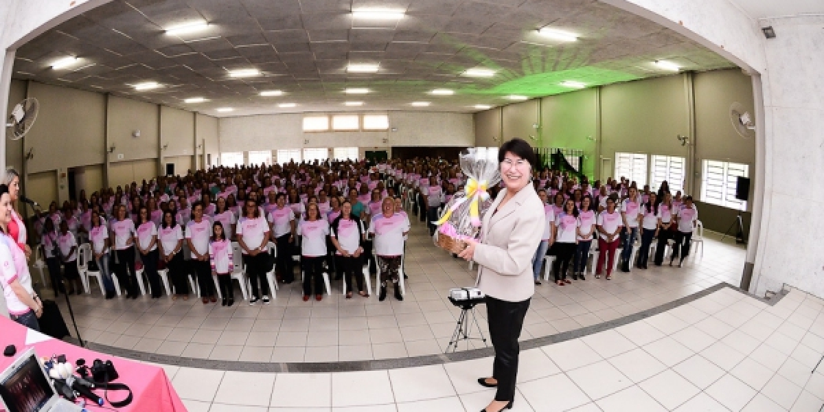 Nair Onofre encanta e emociona mulheres em Forquilhinha