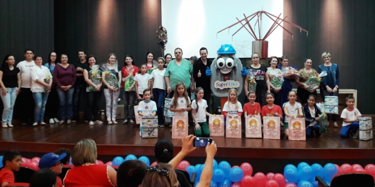 Participantes do projeto Revistinha do SuperXoke são premiados