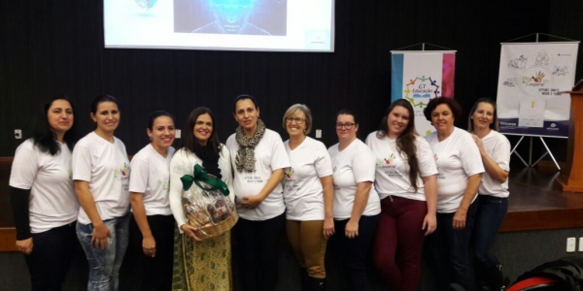 Palestra Por uma Escola que Encanta reúne professores