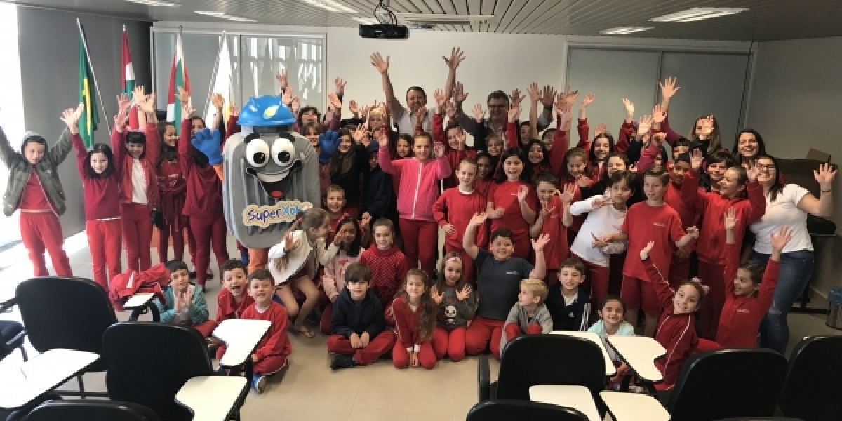 Conhecimento: Alunos do Colégio Sagrada Família visitam a COOPERA