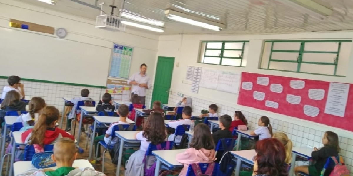 Técnico da COOPERA palestra para estudantes em Forquilhinha