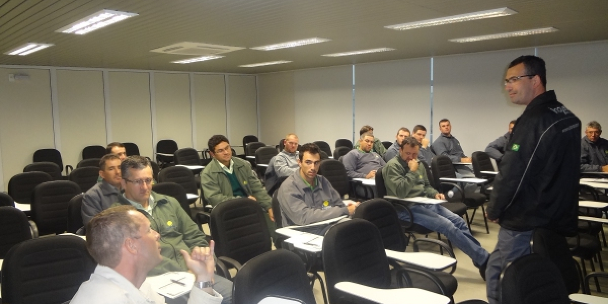Colaboradores participam de capacitação da NR 10