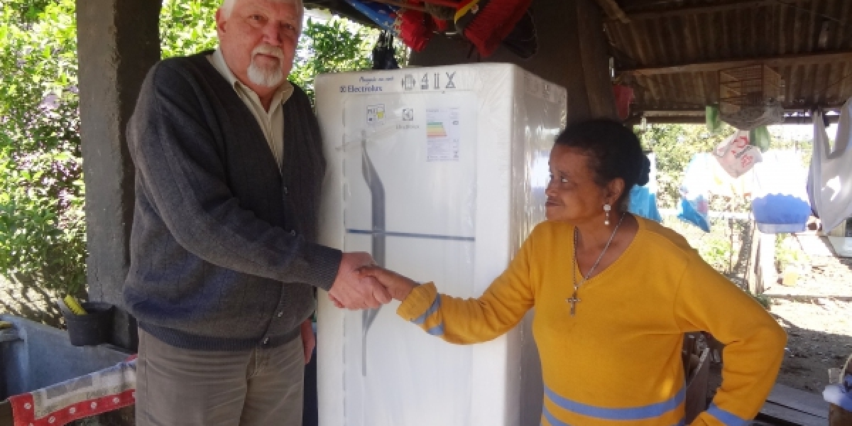 COOPERA entrega geladeiras e lâmpadas econômicas às famílias de baixa renda   