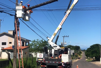 COOPERA realiza melhorias no sistema elétrico do Bairro Morro Estevão em Criciúma