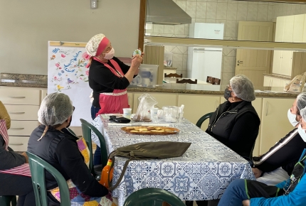 Cultura alemã é expressa nas bolachas decoradas com a arte Bauern em Forquilhinha