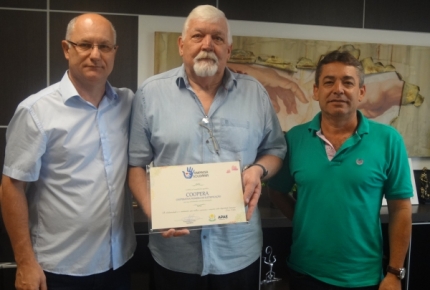 APAE de Forquilhinha entrega à COOPERA Certificado Empresa Solidária 