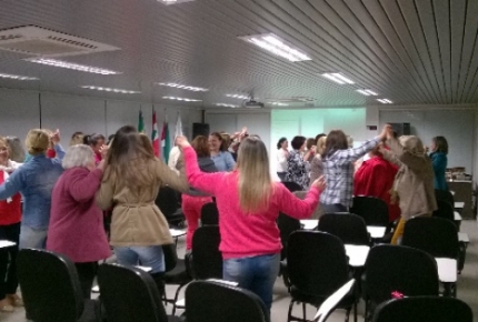 Mulheres cooperativistas participam de palestra motivacional