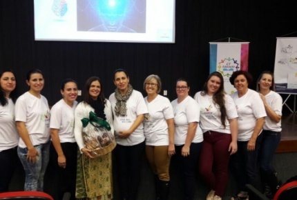 Palestra  Por uma Escola que Encanta reúne professores