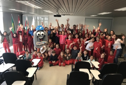 Conhecimento: Alunos do Colégio Sagrada Família visitam a COOPERA