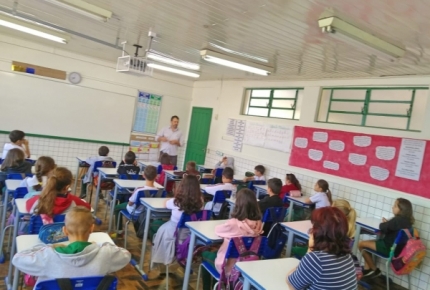 Técnico da COOPERA palestra para estudantes em Forquilhinha