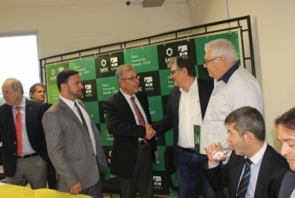Presidente da COOPERA entrega documento ao Ministro de Minas e Energia